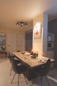 JINIQUE IN cozy stay ,2 Rooms ,3 Queen beds, Gyeongbokgung MRT 10min ,6person possible,restaurant street,Hanbok trip,near Gwanghwamun and Gyeongbokgung Palace