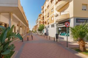 Alhambra Tropical - Deportes, comercios, relax y playa muy próxima