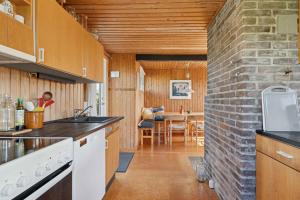 Well-Kept 70S Holiday Home Near The North Sea