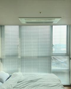 Dangsan , Hongdae, Hapjeong Station 1 stop Han River View