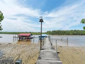 OYO 90708 Dkuala Waterfront Chalet & Boat Charters