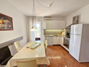 TOM V NV Apartment with sea view, 250m from the beach