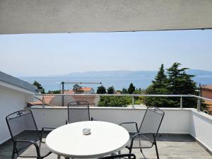 TOM V NV Apartment with sea view, 250m from the beach