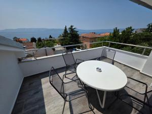 TOM V NV Apartment with sea view, 250m from the beach