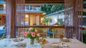 Floral Hotel Tengchong Wuwenju B&B