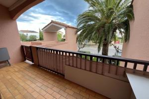Apartment with pool and sea view