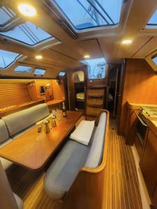 Stor seilbåt 39 fot i Fredrikstad sentrum med hotellkomfort for 6 pers