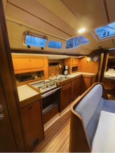 Stor seilbåt 39 fot i Fredrikstad sentrum med hotellkomfort for 6 pers