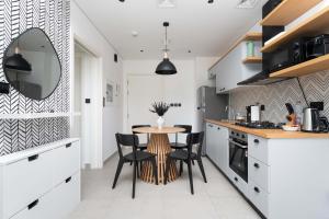 Stylish 1BR Dubai Hills Walk to Park & Mall