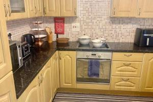 House - Sleeps 9 - Parking - Garden