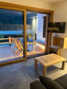 INCANTO apartment with a lake view