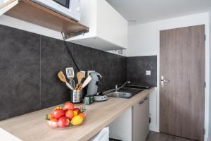 Beautiful Renovated Studio - next to the metro