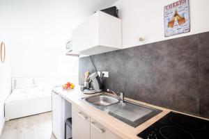Beautiful Renovated Studio - next to the metro