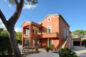 Nice seaside nest with private garden and carpark