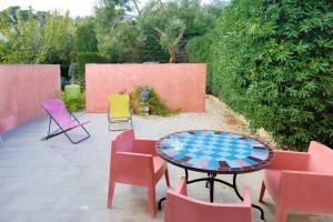 Nice seaside nest with private garden and carpark