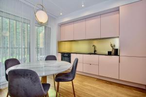 Premium Seaside Escape with Forest View and Free Parking