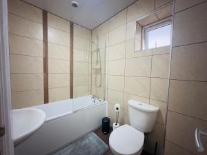 Lovat House - Large 6-Bedroom Property