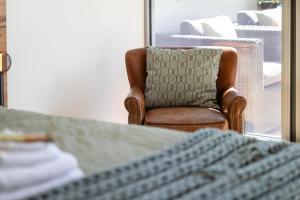 Bright & Spacious Penthouse by Parliament House