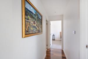 Bright & Spacious Penthouse by Parliament House