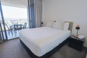 Riverview 2BR Apt with pool and Parking Near Suncorp