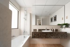 Elegant 2-Bedroom Apartment with Breathtaking Cityscape