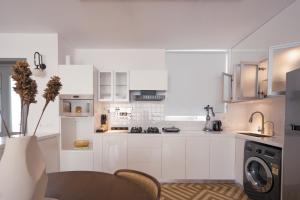 El Volar 2BHK, 4 Mins to Casino & 10 Mins to Candolim Beach with Big common Pool, Fully Equipped Kitchen, 24x7 Security, Wifi