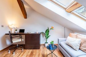 Prague Days - SAttic Apartment with AC next to Old Town Square