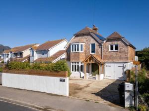 Newly Renovated Beachside Retreat for 10