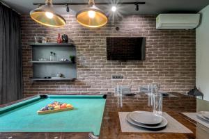 Sophisticated 2BDRM 2BATH and Billiard