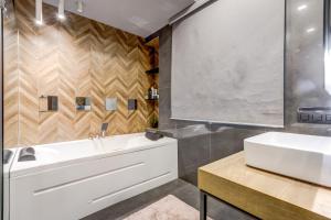 Sophisticated 2BDRM 2BATH and Billiard