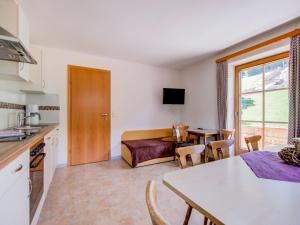 Apartment in Hainzenberg near Ski Lift