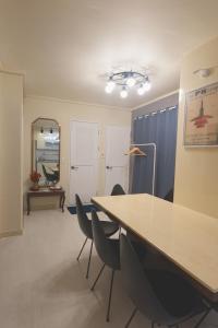 JINIQUE IN cozy stay ,2 Rooms ,3 Queen beds, Gyeongbokgung MRT 10min ,6person possible,restaurant street,Hanbok trip,near Gwanghwamun and Gyeongbokgung Palace