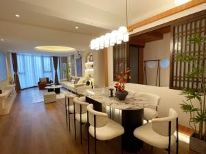 Chinese style four-bedroom apartment near the Bell Tower subway station in the center of Xi'an
