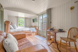 Bluebell Lodge, Shepherd Hut with hot tub in Lake District