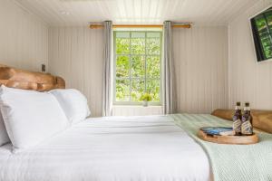 Bluebell Lodge, Shepherd Hut with hot tub in Lake District