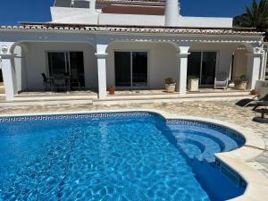 Peaceful villa with sea view close to Carvoeiro