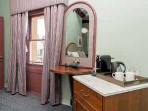 Pass the Keys King Room in superb Central Bath Location