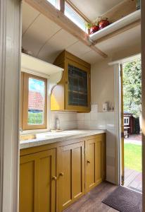 Sfeervolle, historische woonwagen en extra studio in ruime tuin