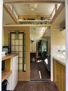 Sfeervolle, historische woonwagen en extra studio in ruime tuin