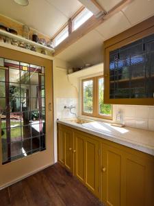 Sfeervolle, historische woonwagen en extra studio in ruime tuin