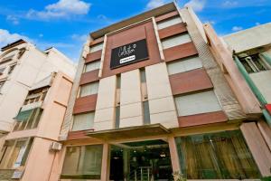 Super Collection O Railway Station Road Near Clock Tower