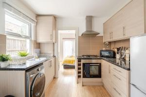 The Earl - Close to City