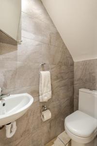 The Earl - Close to City