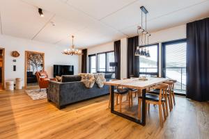 Levi Cranberry C 19 Visit Levi