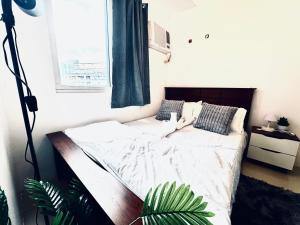 High Rise 2br In the Makati Skyline with KTV Pools