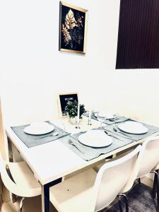 High Rise 2br In the Makati Skyline with KTV Pools