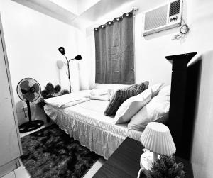 High Rise 2br In the Makati Skyline with KTV Pools