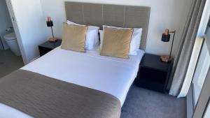 Riverview 2BR Apt with pool and Parking Near Suncorp