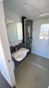 Riverview 2BR Apt with pool and Parking Near Suncorp