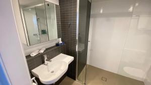 Riverview 2BR Apt with pool and Parking Near Suncorp